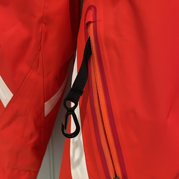 Gorgeous mountain hardwear two layer coat - Picture 4 of 17